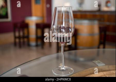 Industria del vino dell'isola di Cipro, degustazione di vino rosso secco su vecchia cantina situata sulle pendici sud della catena montuosa di Troodos. Foto Stock