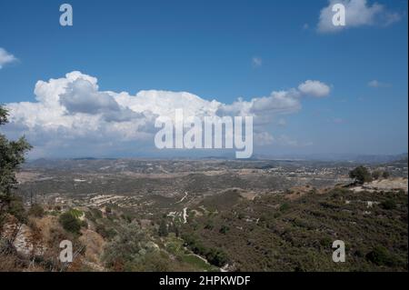 Vista aerea sui monti Troodos, fertile valle con vigneti e oliveti, villaggi e strade bianche, Cipro Foto Stock