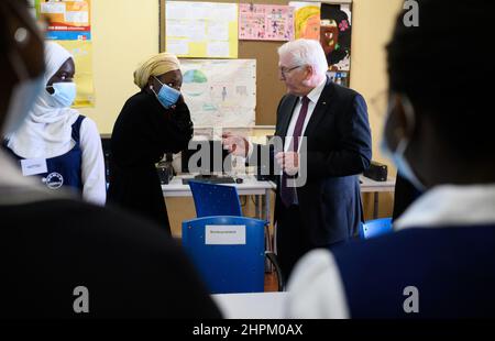 Dakar, Senegal. 22nd Feb 2022. Il presidente tedesco Frank-Walter Steinmeier visita la scuola superiore 'Maison d' Education Mariama Ba' dell'isola di Gorée e parla con gli studenti e con il principale Amina Babou. La scuola superiore, che ogni anno accoglie 35 delle migliori ragazze delle scuole elementari di tutto il paese, è una scuola 'PASCH' e appartiene alla rete di più di 2.000 scuole in tutto il mondo dove il tedesco è particolarmente importante. Il Presidente Steinmeier è in visita di tre giorni nella Repubblica dell'Africa occidentale del Senegal. Credit: Bernd von Jutrczenka/dpa/Alamy Live News Foto Stock