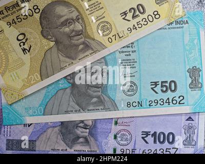 02 13 2022 Banca di riserva dell'India faccia di Mahatma Gandhi stampato su venti cinquanta e cento rupie nuove banconote rupie la valuta indiana. studio colpo L Foto Stock
