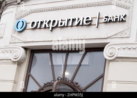 Foto di archivio - un segno di negozio di Otkritie Bank o Otkrytie Bank, il 27 2021 settembre a Mosca, Russia. -- martedì la Gran Bretagna ha fatto schiaffo a sanzioni contro cinque banche russe e tre miliardari, in quello che il primo ministro Boris Johnson chiamava "il primo barragio” di misure in risposta alle azioni del Cremlino in Ucraina. Le cinque banche interessate: Rossiya, IS Bank, General Bank, Promsvyazbank e Black Sea Bank e tre persone sanzionate vedranno tutti i beni del Regno Unito congelati. Foto di David Niviere/ABACAPRESS.COM Foto Stock