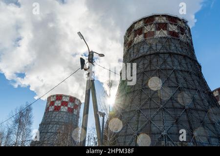 Tubi da fumo industriali in primo piano di vari tipi di centrali termiche in inverno Foto Stock