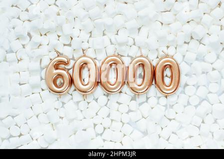 60000 carta dei follower. Modello per social network, blog. Sfondo con marshmallows bianchi. Banner per la celebrazione dei social media. 60k fan della community online. 60 sessantamila abbonati Foto Stock