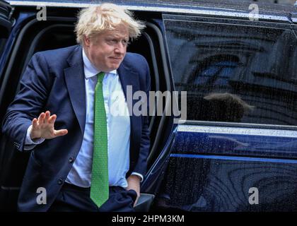 Londra, Regno Unito. 22nd Feb 2022. Il primo ministro britannico Boris Johnson torna a Downing Street in una giornata di politica internazionale con la situazione in Ucraina sotto costante revisione. Credit: Imagplotter/Alamy Live News Foto Stock