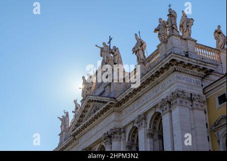 Dettaglio delle statue scolpite di Gesù Cristo e degli Apostoli sulla cima di San Giovanni in Basilica Lateranense, una delle principali chiese cattoliche di Roma Foto Stock