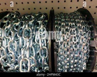 Una fila di spole di maglie di catena presso il punto vendita Foto Stock