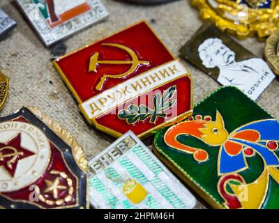 Tula, Russia - 3 gennaio 2021: Badge 'Ruzhinnik' e altri distintivi dell'URSS Foto Stock