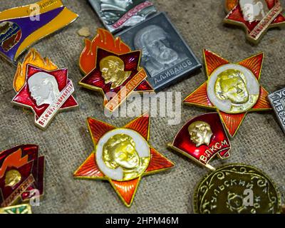 Tula, Russia - 3 gennaio 2021: Vendita di badge URSS Foto Stock