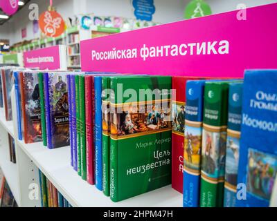 Tula, Russia - 3 gennaio 2021: Fantastica letteratura sugli scaffali delle librerie Foto Stock