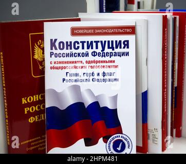 Tula, Russia - 3 gennaio 2021: La Costituzione della Federazione Russa su uno scaffale Foto Stock