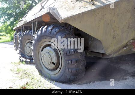 Portarivolle imbottite abbandonate con pneumatici piani. Vecchio vettore militare sovietico corazzato del personale. Foto Stock