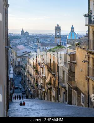 Vista verticale dei tetti di Caltagirone, delle cupole e della cattedrale, dalla famosa Scala Santa Maria del Monte, una lunga scalinata pubblica in cima alla collina medi Foto Stock