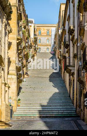 Vista verticale della famosa Scala Santa Maria del Monte, una lunga scalinata pubblica nella cittadina medievale collinare di Caltagirone, famosa per il cer decorato Foto Stock