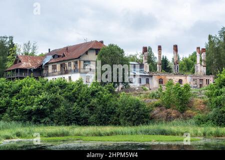 Vecchia casa abbandonata. Una vecchia casa abbandonata con un tetto distrutto e i resti di camini contro il cielo nella città di Sortavala in Karelia. Foto Stock