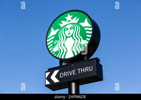 Un cartello Starbucks Drive Thru, Scozia, Regno Unito Foto Stock