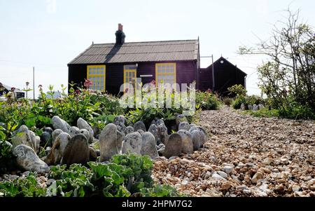 Prospect Cottage sulla costa a Dungeness, Kent, Regno Unito. Originariamente una capanna vittoriana di pescatori, la casa è stata acquistata dal regista e artista Derek Jarman nel 1987, ed è stata la sua casa fino alla sua morte nel 1994. Foto Stock