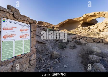 Segno informativo in tre lingue all'arco di Tajao, una formazione rocciosa piroclastica causata dal crollo delle rocce circostanti nel corso dei secoli, Foto Stock