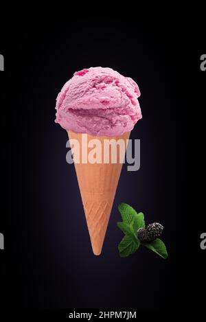 Delizioso gelato alla bacca su sfondo nero. Foto Stock