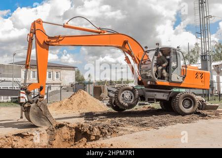 Escavatore macchine pesanti industriali attrezzatura di scavo stabilità idraulica meccanica stabilizzazione della bilancia sui lavori in cantiere. Foto Stock