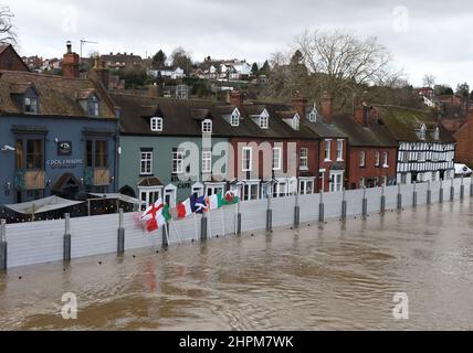 Bewdley, Worcestershire, Regno Unito. 22nd febbraio 2022. Meteo Regno Unito. Le bandiere volano davanti alle barriere di alluvione che trattengono il fiume Severn dopo che un incidente importante è stato dichiarato in Bewdley, Worcestershire e Ironbridge, Shropshire. Credit Darren Staples/Alamy Live News. Foto Stock