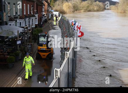 Bewdley, Worcestershire, Regno Unito. 22nd febbraio 2022. Meteo Regno Unito. I lavoratori dell'Agenzia dell'ambiente si accertano che le barriere alle alluvioni ostacolano il fiume Severn dopo che un incidente importante è stato dichiarato a Bewdley, Worcestershire e Ironbridge, Shropshire. Credit Darren Staples/Alamy Live News. Foto Stock