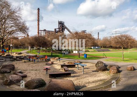 Altoforno di ThyssenKrupp Steel Europe AG dietro lo stadio di Hamborn nel parco pubblico di Schwelgern a Duisburg-Marxloh Foto Stock