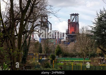 Giardini di allogment nella zona residenziale di Duisburg-Brukhausen, dietro loro industria con un altoforno da ThyssenKrupp Steel Europe AG Foto Stock