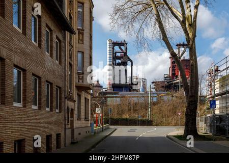 Zona residenziale Duisburg-Brukhausen, alle sue spalle uno sfondo industriale con altoforno della ThyssenKrupp Steel Europe AG Foto Stock