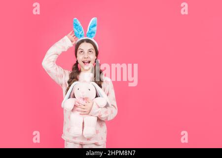 buona pasqua. divertente bambino in orecchie di coniglio. sorpresa adolescente in sleepwear. caccia bunny Foto Stock