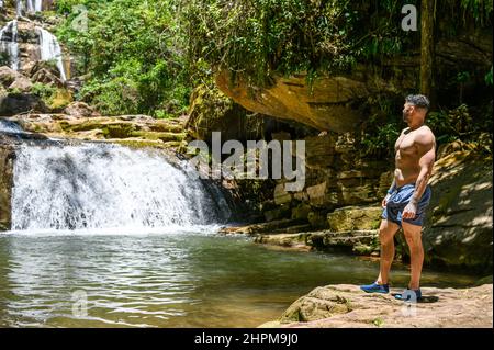 Turistico guardando la cascata di Bayoz, a Puerto Yurinaki, è tra i più belli della giungla centrale e la regione di Junin - Perù Foto Stock