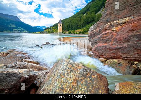 Campanile sommerso di Curon Venosta o Graun im Vinschgau sul lago di Reschen vista paesaggio, Alto Adige regione Italia Foto Stock