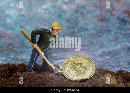 Bitcoin minatori modello di lavoro in miniatura scavando denaro digitale o concetto di criptovaluta. Persone che lavorano su moneta bitcoins cripto valuta sullo sfondo spazio copia. Foto di alta qualità Foto Stock