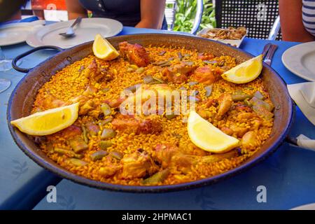 Tradizionale paella valenciana servita su un tavolo esterno Foto Stock