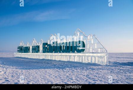 18 febbraio 2022 Russia, Listvyanka. Una parete di ghiaccio con l'hashtag, Live on Bakal, in ghiaccio trasparente Baikal. Foto Stock