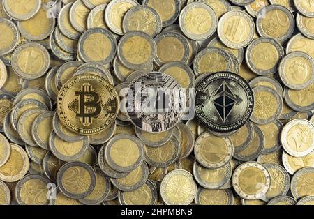 Criptovalute bitcoin, litcoin ed etherum simbolicamente rappresentate come monete da due euro. Foto Stock