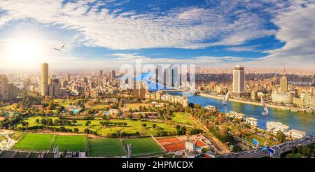 Cairo skyline centro panorama, vista sul Nilo e ponti, Egitto Foto Stock