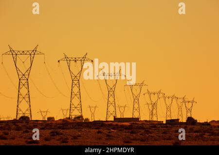 Torri di trasmissione ad alta tensione, Andalusia, Spagna meridionale. Foto Stock