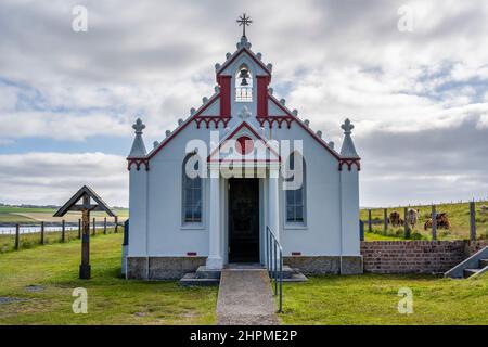 Esterno della Cappella Italiana, costruita dai POW italiani nel WW2, sulla piccola isola di Lamb Holm, Orkney Isles, Scozia, UK Foto Stock
