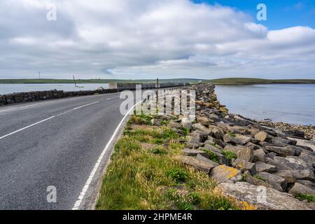 Vista della strada rialzata di Churchill Barrier che collega le piccole isole di Glimps Holm e Burray, Orkney Isles, Scozia, Regno Unito Foto Stock