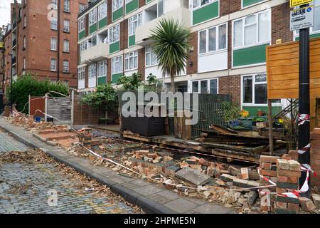 Londra, UK, 20 febbraio 2022: A Stepney Green un muro di mattoni è crollato durante Storm Eunice esponendo quattro giardini ai passanti. Le compagnie di assicurazione stanno affrontando costi che vanno a miliardi di sterline come le tempeste Dudley (Ylenia) ed Eunice (Zeynep) hanno spazzato il Regno Unito e l'Europa occidentale. Anna Watson/Alamy Live News Foto Stock