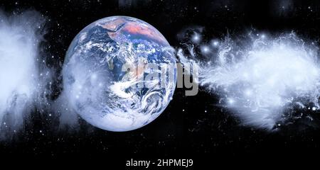 Pianeta Terra dallo spazio con nuvole cosmiche. Pianeti del sistema solare. Polvere cosmica. Spazio esterno paesaggio panoramico. Supporti misti Foto Stock