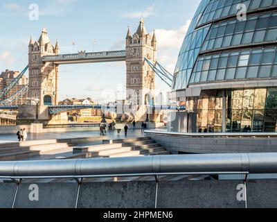 Tower Bridge e City Hall. Londra. Famosi punti di riferimento catturati dall'interno del contemporaneo quartiere più londinese a sud del Tamigi. Foto Stock