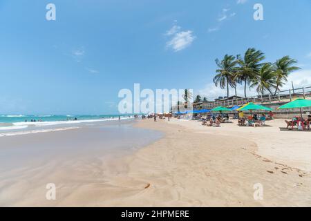 Ipojuca, PE, Brasile - 15 ottobre 2021: Bella giornata di sole sulla spiaggia di Pontal do Cupe, Porto de Galinhas. Foto Stock