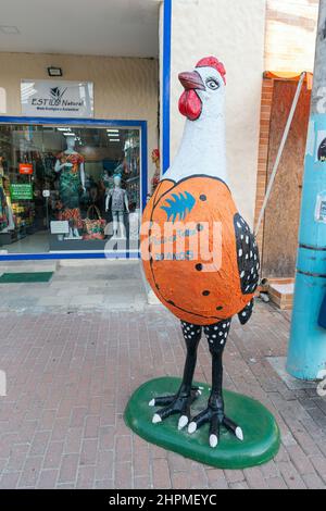 Ipojuca, PE, Brasile - 15 ottobre 2021: Scultura di pollo nel centro di Porto de Galinhas. Foto Stock