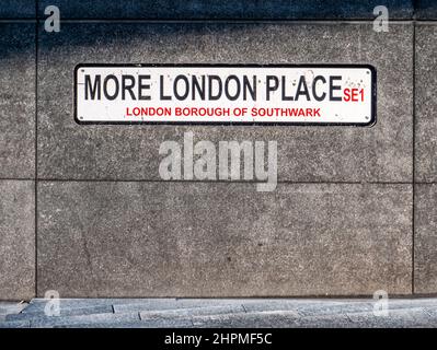 More London Place, SE1. Un cartello stradale per il moderno quartiere punto di riferimento che ospita il Municipio a sud del Tamigi a Southwark. Foto Stock