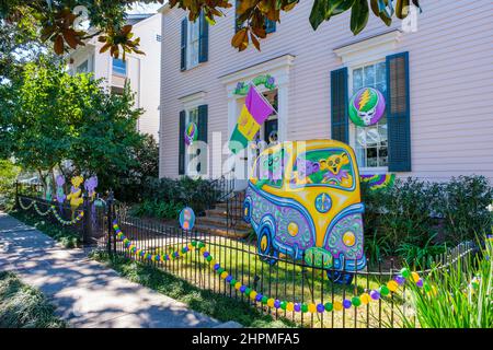 NEW ORLEANS, LA, USA - 19 FEBBRAIO 2022: Casa decorata per il Mardi Gras con tema 'Long Strange Trip' Foto Stock