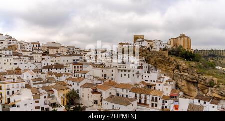 Setenil de las Bodegas, Spagna - 19 Febbraio, 2022: Vista panoramica della storica città di Setenil de las Bodegas in Andalusia Foto Stock