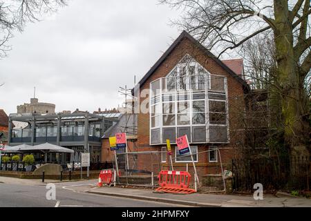 Windsor, Berkshire, Regno Unito. 22nd Febbraio, 2022. Per la vendita di tavole fuori di un ex blocco di uffici che è in fase di conversione in appartamenti. Credit: Maureen McLean/Alamy Live News Foto Stock