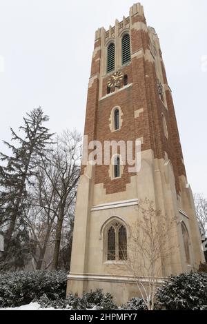 L'iconica Beaumont Tower è innevata nel campus della Michigan state University Foto Stock