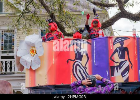 NEW ORLEANS, LA, Stati Uniti d'America - 20 FEBBRAIO 2022: Piloti galleggianti in Femme fatale Parade lancio di perline da galleggiante su St. Charles Avenue Foto Stock